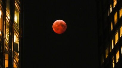 Eclipsă totală de Lună pe 3 martie 2026: „Luna sângerie”, un spectacol astronomic rar pe cerul nopții