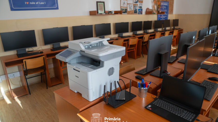 Primăria Timișoara modernizează 1.300 de săli de clasă cu mobilier și echipamente IT