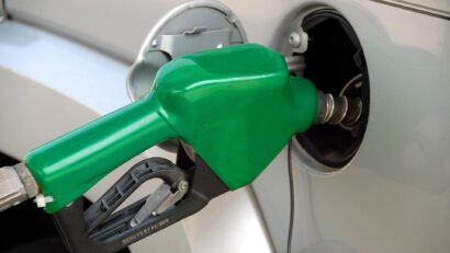 Prețul petrolului depășește 100 de dolari pe baril după avertismentele liderului suprem iranian
