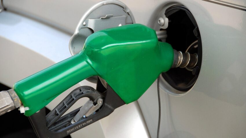 Guvernul limiteză adaousul comercial la carburanți pentru o perioadă de șase luni