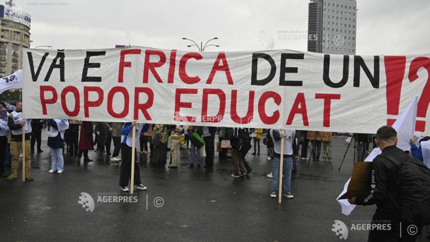 „Manifest pentru Educație” în Piața Victoriei: studenții protestează față de reducerea burselor și măsurile de austeritate