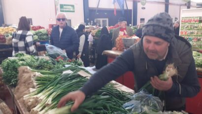 Joia Mare în pieţele din Caraş-Severin: aglomerație, cumpărături de Paște și prețuri mai mari ca de obicei, dar bănăţenii păstrează tradiţia
