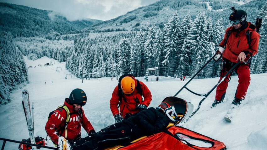 Salvamontiştii avertizează: cei care aleg să-şi petreacă Paştele la munte au nevoie de echipament de iarnă