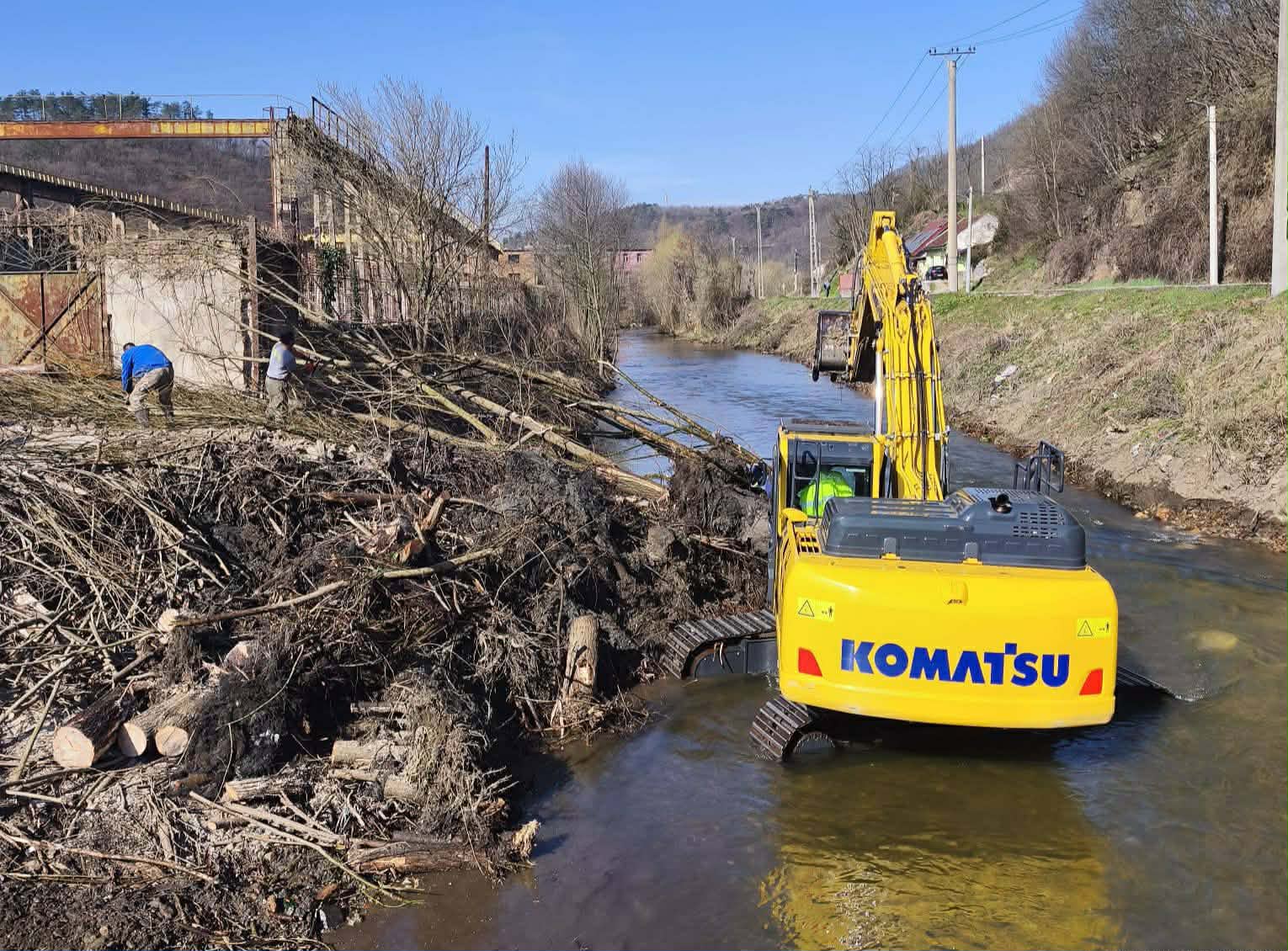 Lucrările de decolmatare pe râul Bârzava, finalizate la Reșița: risc ...