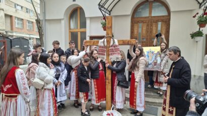 „Drumul Crucii”, suferinței și al speranței, parcurs în tăcere la Reșița