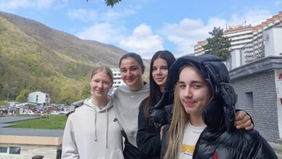 Handbal: cărăşeanca Nicol Almăşan şi colegele au încărcat „bateriile” pe Valea Cernei!