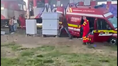Ambulanță SMURD lovită de tren în Timiș, la Urseni. Patru persoane au ajuns la spital