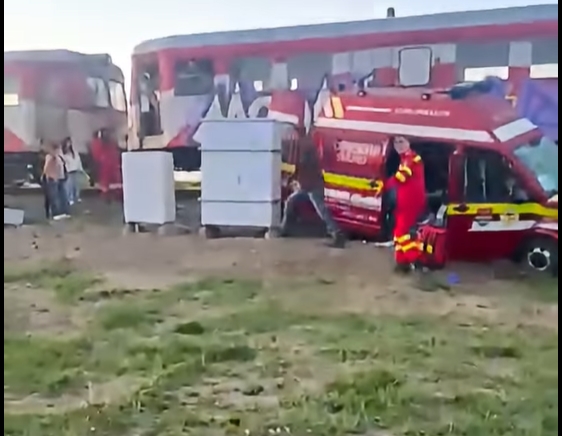 Ambulanță SMURD lovită de tren în Timiș, la Urseni. Patru persoane au ajuns la spital