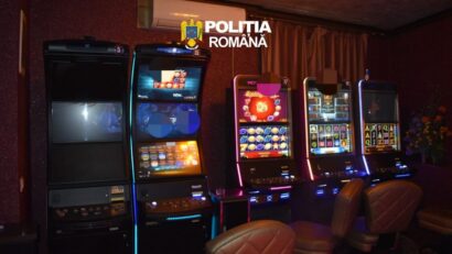 12 aparate de jocuri de noroc ilegale, ridicate de polițiști la Caransebeș. Peste 50.000 de lei, confiscați