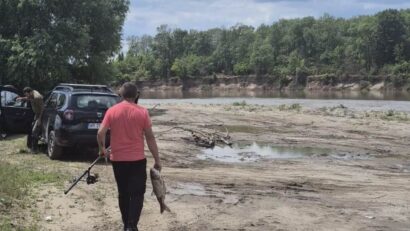Dosare penale pentru braconaj piscicol în Parcul Natural Lunca Mureșului. Doi bărbați prinși pescuind ilegal