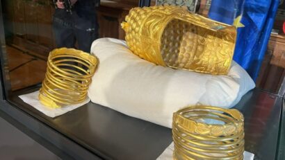 Coiful de la Coţofeneşti şi cele două brăţări de aur recuperate, expuse în perioada 22 aprilie – 3 mai, la MNIR  