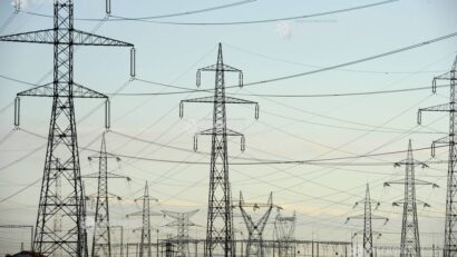 Energia electrică s-a scumpit cu 57,2% în martie 2026