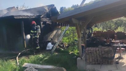 13 intervenții ale pompierilor din Caraș-Severin în 24 de ore. Locuință distrusă de un incendiu la Reșița