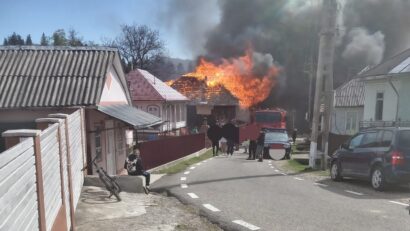 Incendiu devastator la Soveja: Guvernul anunță ajutoare pentru familiile afectate. Aproape 30 de locuințe distruse