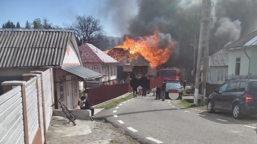 Incendiu devastator la Soveja: Guvernul anunță ajutoare pentru familiile afectate. Aproape 30 de locuințe distruse