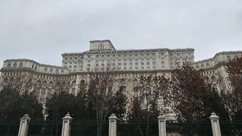Parlamentul decide, marți, soarta Guvernului Bolojan: Moțiunea de cenzură, un vot cu miză politică și economică