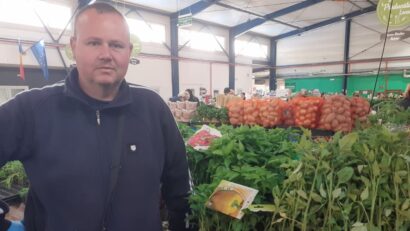 Primele răsaduri aduse de producătorul Florin Roșianu din Desa, Dolj au ajuns în piețele din Reșița