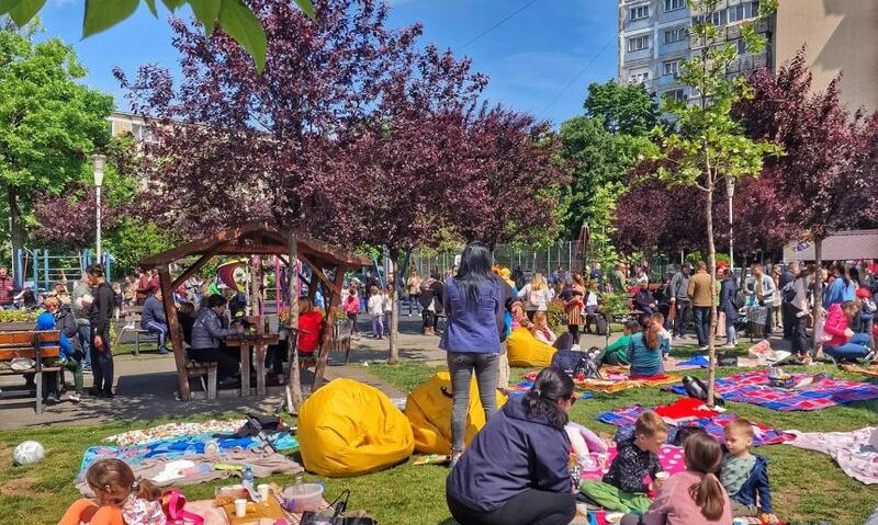„Povești din Vecini” revine în cartierele din Timișoara: evenimente pentru familii, în Parcul Steaua și Scuarul Macilor