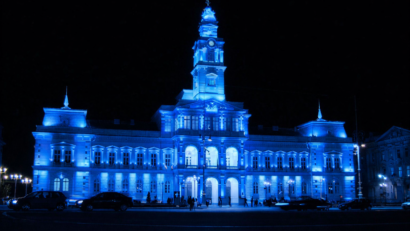 Primăria Arad, iluminată în albastru de Ziua Internațională de Conștientizare a Autismului