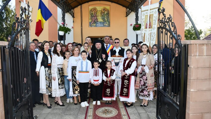 Bucurie duhovnicească în Parohia Sacu: Episcopul Caransebeșului a sfințit Sfânta Masă și a oficiat Sfânta Liturghie