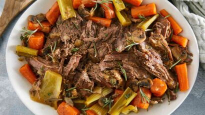 Pot Roast – friptura americană de vită gătită lent, cu legume și sos aromat