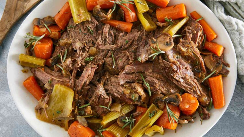 Pot Roast – friptura americană de vită gătită lent, cu legume și sos aromat