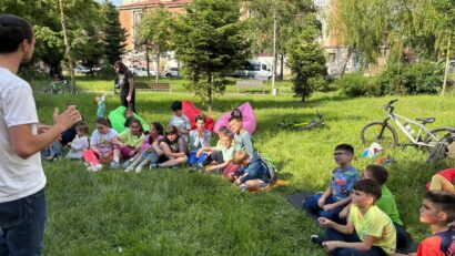 Bibliocicleta Reșița a pornit la drum: lectură, joacă și educație pentru micii bicicliști