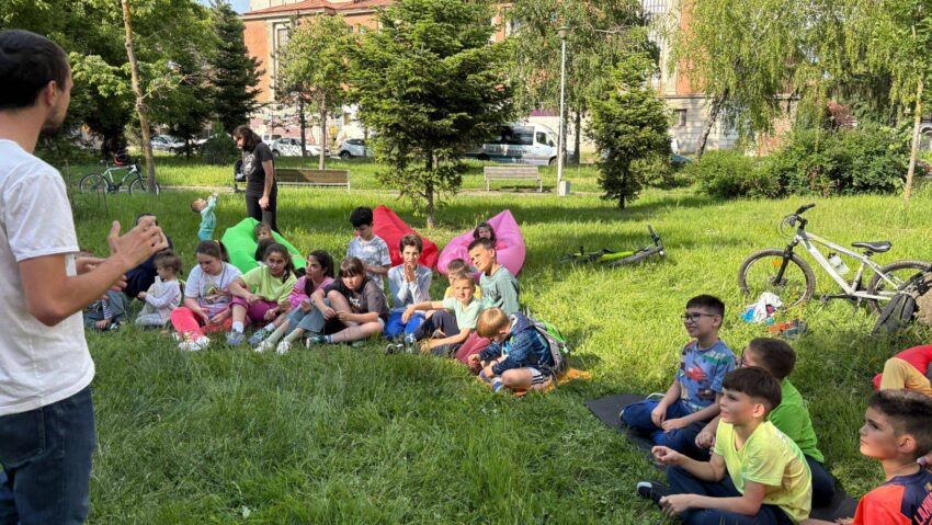 Bibliocicleta Reșița a pornit la drum: lectură, joacă și educație pentru micii bicicliști