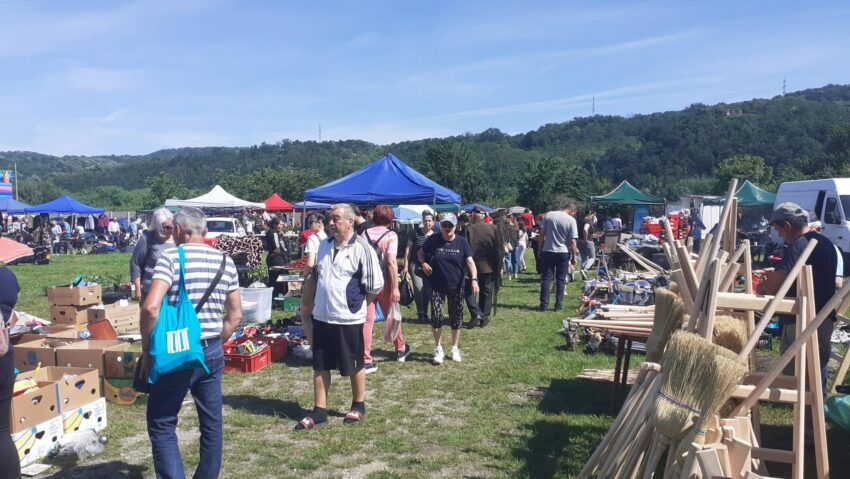 Târgul Neuwerk-ului de la Vasiova: produse tradiționale, flori, brânzeturi și meșteșugari din Banat atrag, în acest weekend, sute de vizitatori la Bocşa