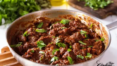 Tocană de vită persană cu ierburi și lime uscate. O rețetă aromată din Orientul Mijlociu