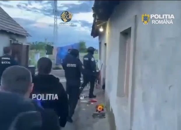 DIICOT Timișoara: Trei tineri reținuți pentru trafic de minori și droguri