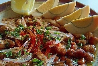 Ful Medames – rețeta egipteană de fasole fava cu tahini, usturoi, chimen și lămâie