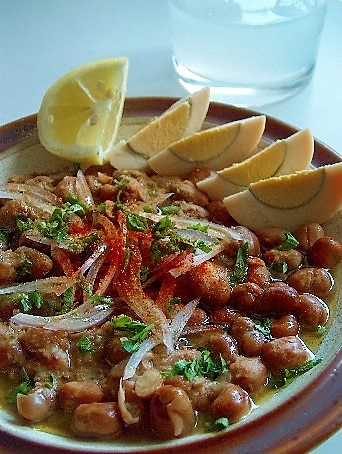 Ful Medames – rețeta egipteană de fasole fava cu tahini, usturoi, chimen și lămâie