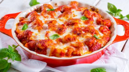 Gnocchi alla Sorrentina, rețeta mediteraneană din Campania cu roșii, mozzarella și busuioc