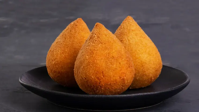 Coxinha: gustarea stradală braziliană cu pui, crustă crocantă și umplutură cremoasă