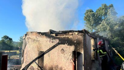 Tragedie în Timiș. Un bărbat a murit carbonizat într-un incendiu izbucnit la o casă din Brestovăț