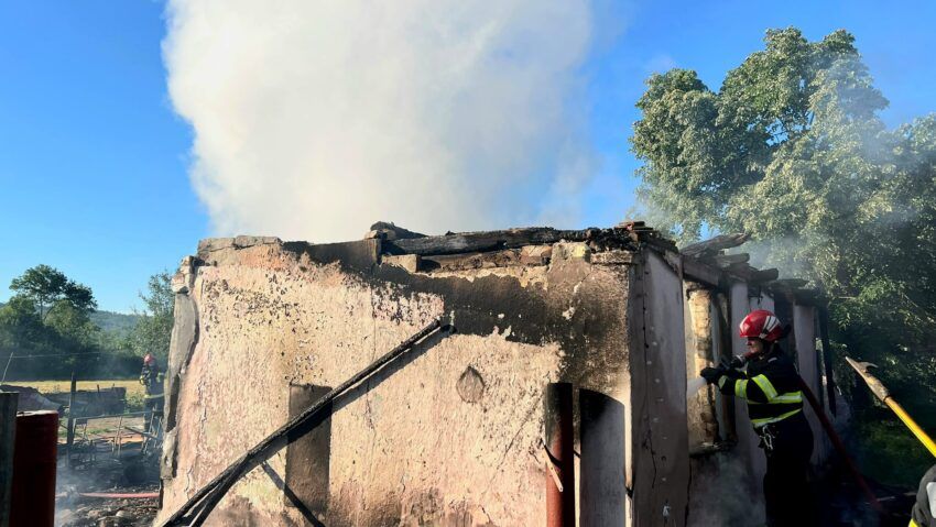 Tragedie în Timiș. Un bărbat a murit carbonizat într-un incendiu izbucnit la o casă din Brestovăț