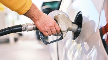 Benzina a devenit mai scumpă decât motorina în România