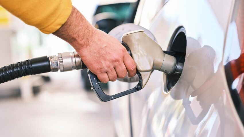 Benzina a devenit mai scumpă decât motorina în România
