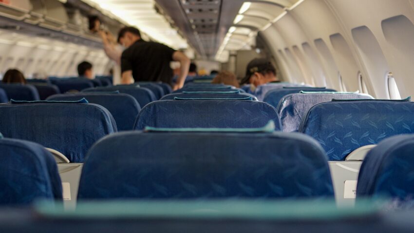 Comisia Europeană: companiile aeriene, obligate să despăgubească pasagerii pentru zborurile anulate din cauza scumpirii combustibilului