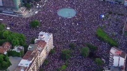 Zeci de mii de oameni au protestat la Belgrad și au cerut alegeri anticipate în Serbia
