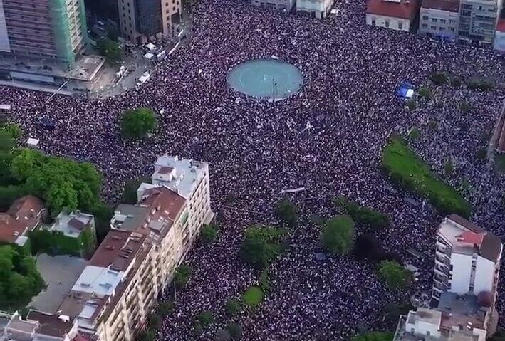Zeci de mii de oameni au protestat la Belgrad și au cerut alegeri anticipate în Serbia