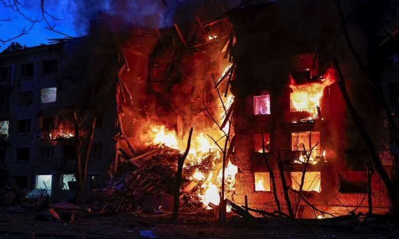 Patru morți și zeci de răniți după bombardamente masive asupra Kievului