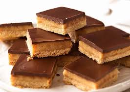 Caramel Slice, desertul australian cu blat crocant, caramel sărat și ciocolată cu lapte