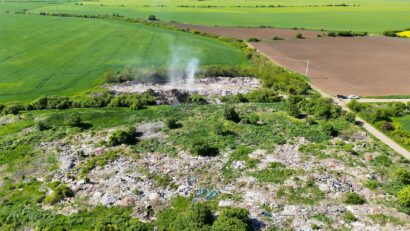 Depozit ilegal uriaș de deșeuri descoperit lângă Arad: 15 hectare contaminate, incendiu provocat pe amplasament