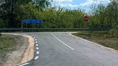 Arad: Drum asfaltat doar pe o treime din cauză că depinde de trei primării; localnicii ocolesc 22 de kilometri