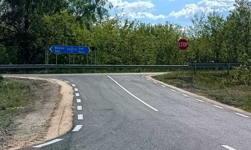 Arad: Drum asfaltat doar pe o treime din cauză că depinde de trei primării; localnicii ocolesc 22 de kilometri