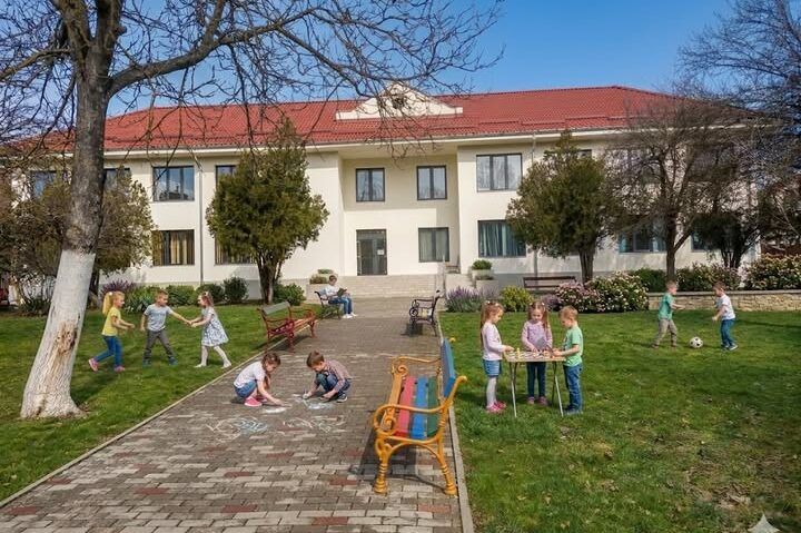 Timiş: Peste 2,4 milioane de euro pentru modernizarea grădiniței din Buziaș prin Programul Regional Vest