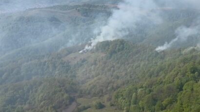 Caraş: Severin: Pompierii continuă intervențiile pentru stingerea incendiilor de fond forestier