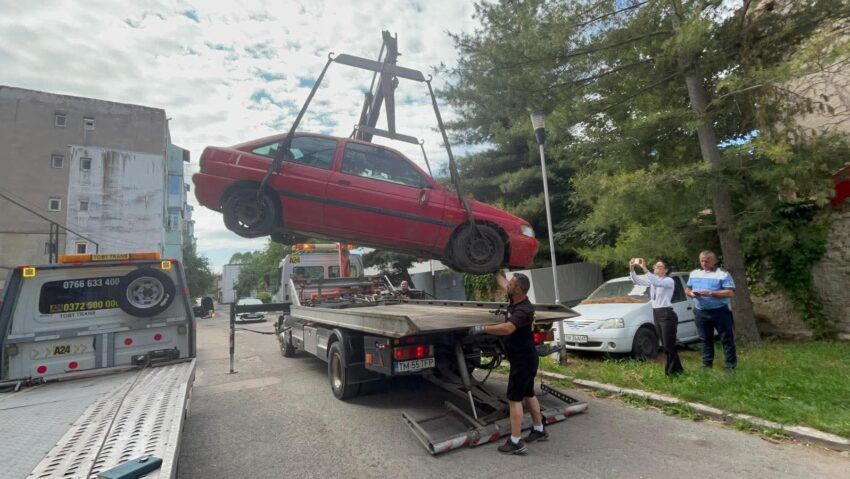 Primăria Lugoj a început ridicarea maşinilor abandonate de pe domeniul public